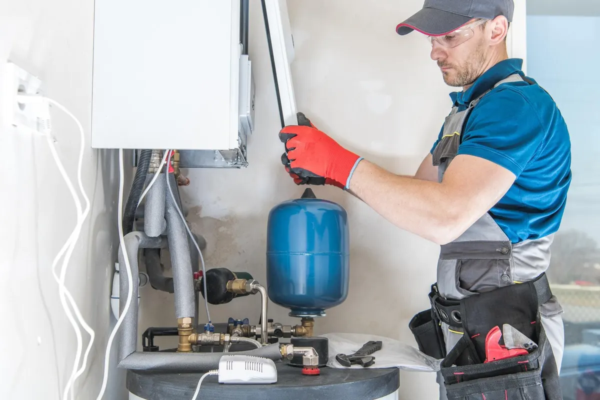 CV-installateur werkt aan een centrale verwarmingsketel